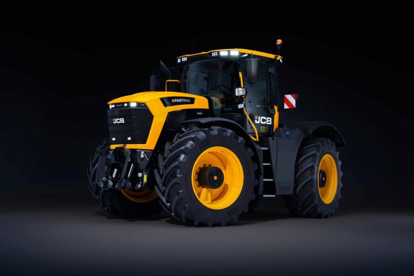Tracteur JCB agricole de haute performance JCB Fastrac 6000 de couleur jaune et noire, éclairé en studio sur un fond sombre.