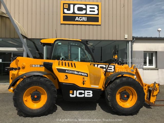 Télescopique agricole JCB 538-70 AgriSuper jaune et noir stationné devant une concession JCB Agri