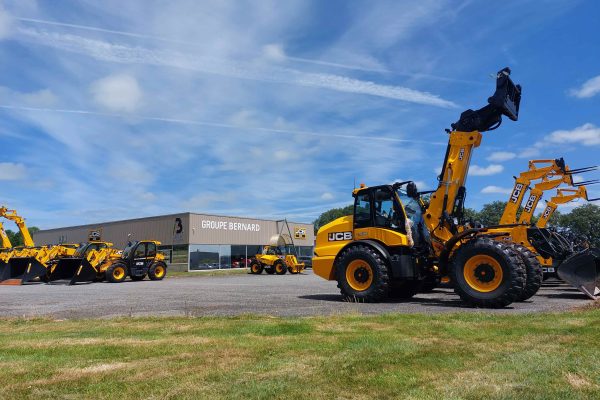 Notre centre de préparation de matériels neufs et d'occasion Bernard Manutention Agri, avec une sélection de chargeuses et télescopiques JCB prêts pour la livraison.